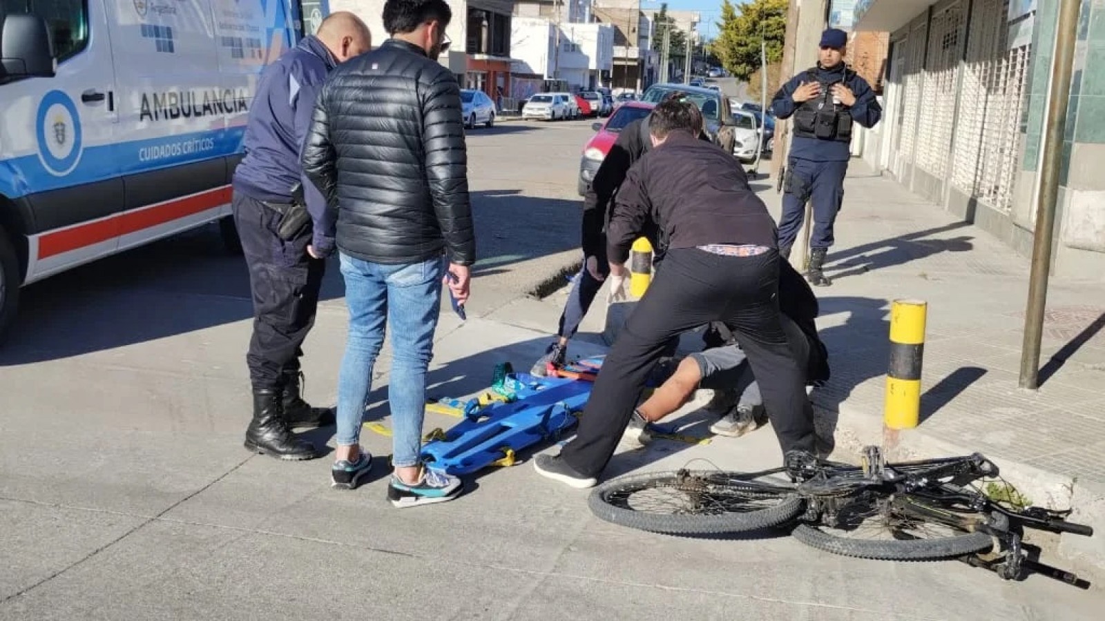 Comodoro Rivadavia: un vehículo atropelló a un menor en bicicleta y debió ser trasladado al hospital